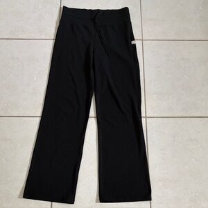 Vuori Classic Black wide-leg leggings.